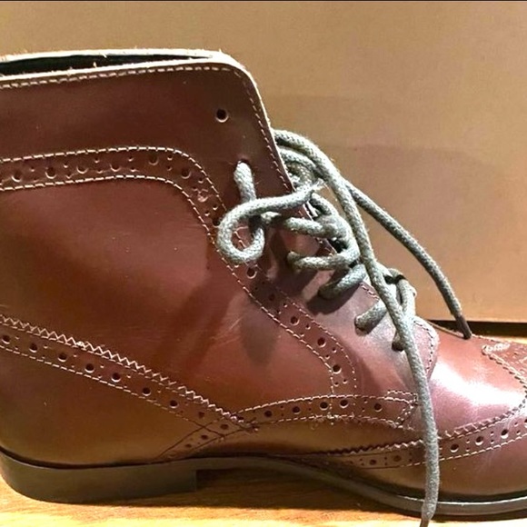 ASOS DESIGN brogue boots in brown leather with black sole. Size 11 - Picture 5 of 5